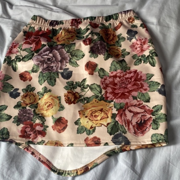 Shein floral skirt- small 🌸 - Picture 2 of 4